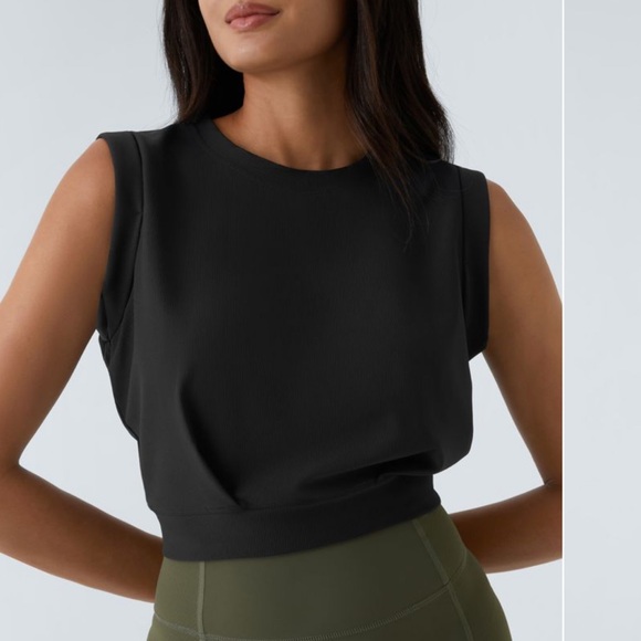 HALARA Tops - Halara Crew Neck Cropped Tank